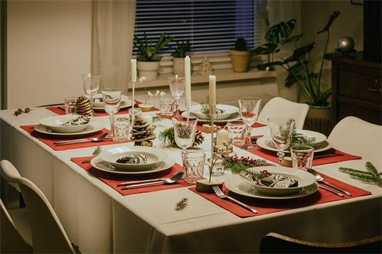 形容感情距离越来越远的句子