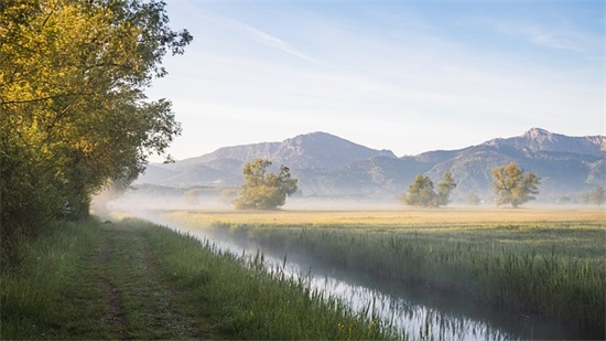 带时钟图案的网名女孩